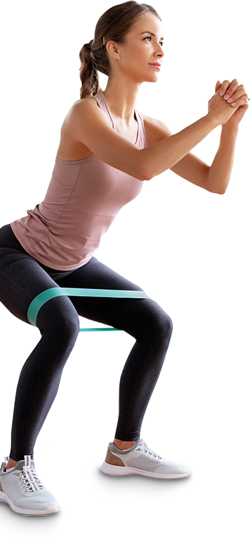 Ein Frau macht eine Übung mit einem Fitnessband.
