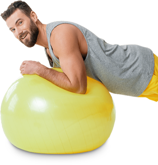Ein Mann macht eine Übung mit einem Gymnastikball.