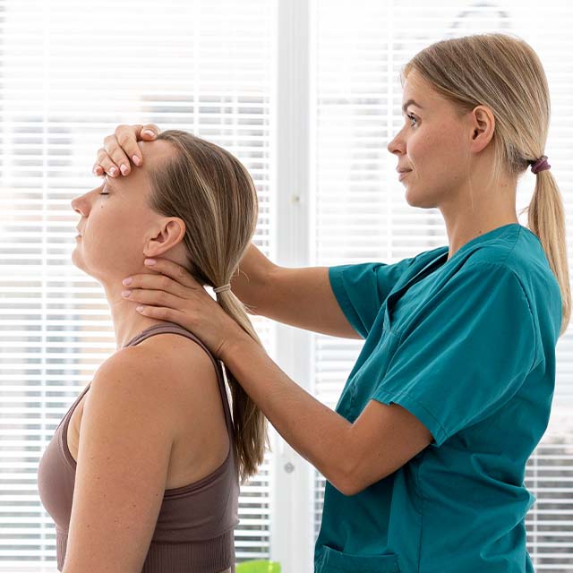 Eine Physiotherapeutin führt eine chiropraktische Behandlung am Kopf und Nacken durch.