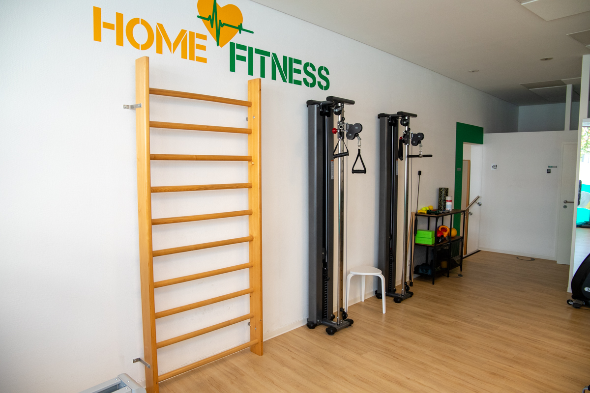 Trainingsgeräte an der Wand im Fitness Raum